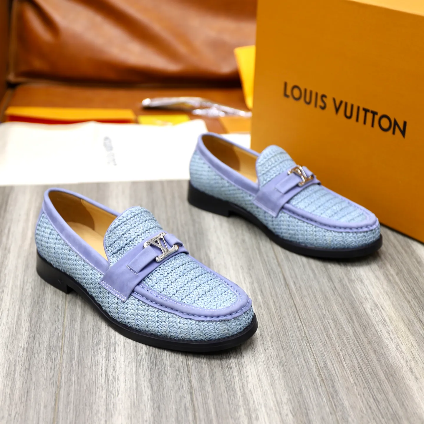 Men's Men's Shoes💰💰920LV Louis Vuitton Slip-on Loafers, top quality products from Guangzhou, ready for sale! This LV Glove loafer is made of selected soft cowhide, with a slightly wrinkled leather surface and a very high-end texture. Each pair is unique. The leather surface is light and soft, with a fine texture and good luster. It is a classic loafer style, with exquisite handmade mark stitching on the toe, and a square toe configuration to highlight the classic style. The horizontal band has hot-printed LV three-dimensional letters, semi-solid handcrafts and a genuine leather outsole, and a rubber patch on the heel to create wear-resistant performance and comfort. One of the must-have loafers for men! Comes with full original packaging! Code number: 38-39-40-41-42-43-44 (38, 45, 46 customized) standard leather shoe code
